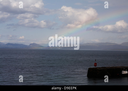 Regenbogen über den Inner Sound in Richtung der Berge Applecross und Torridon von Broadford Bay Broadford Isle of Skye Schottland Stockfoto