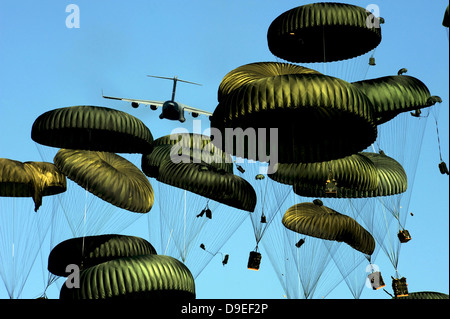 Eine US Luftwaffe c-17 Globemaster III Abwürfe Paletten nach Port-au-Prince, Haiti Stockfoto