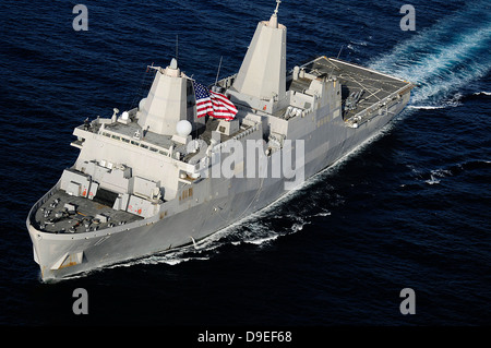 Amphibische Dock Transportschiff USS San Antonio Transit durch den Golf von Aden. Stockfoto