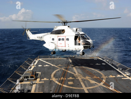 Hubschrauber landet an Bord der Arleigh-Burke-Klasse geführte Flugkörper Zerstörer USS Farragut.
