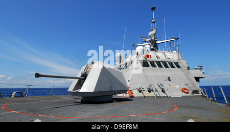 Littoral combat Ship USS Freedom Transite der Karibik während seiner Jungfernfahrt Bereitstellung. Stockfoto