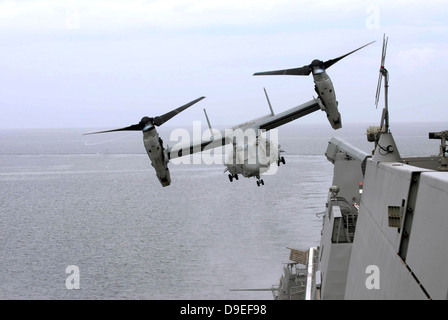 Ein MV-22 Osprey startet von der amphibischen Transportschiff der Dock USS Mesa Verde. Stockfoto