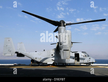 Ein US-Marine Corps MV-22 Osprey bereitet Flug auf dem Deck der USS Wasp Stockfoto