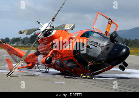 Ein Helikopter der US Coast Guard MH-65 Dolphin legt auf seiner Seite, nachdem es am Flughafen Arcata während einer Trainingsmission abgestürzt. Stockfoto