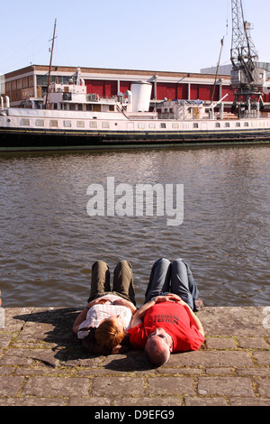 Bristol Stadt Hafen zwei Personen genießen Sie die Sommersonne im Habourside England UK Stockfoto