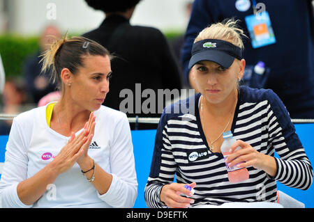 Flavia Pennetta (Italien) und Elena Vesnina (Russland) Doppel zu spielen, sitzen zwischen den Spielen in Eastbourne, 2013 Stockfoto