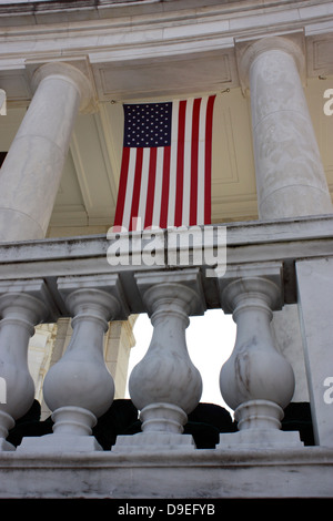 31. Mai 2010 - hängen amerikanische Flaggen im Amphitheater auf dem Nationalfriedhof Arlington Memorial Day gedenken. Stockfoto