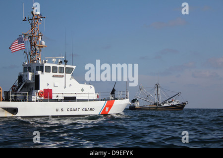 US Coast Guard Cutter Marlin patrouilliert in den Gewässern südlich von Pensacola Bay. Stockfoto