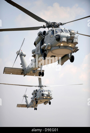 Zwei Multi-Mission MH-60R Sea Hawk Helikopter fliegen im Tandem. Stockfoto