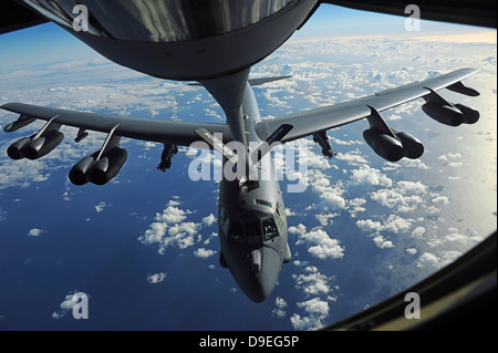 Ein KC-135 Stratotanker Flugzeug tankt ein b-52 Stratofortress Flugzeug über dem Pazifischen Ozean. Stockfoto