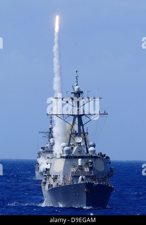 Der geführte Flugkörper-Zerstörer USS Benfold feuert eine Boden-Luft-Rakete vor der Küste von Hawaii. Stockfoto