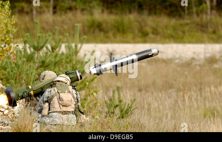 US-Armee Soldaten feuern eine FGM-148 Javelin Anti-Tank geführte Flugkörper. Stockfoto