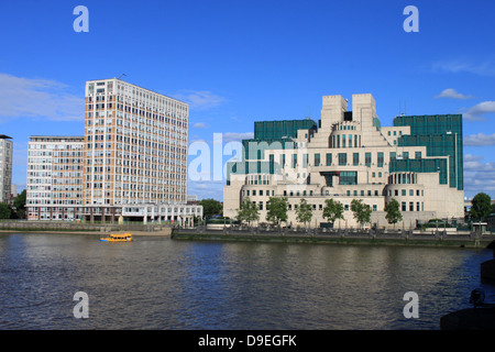 Geheime Geheimdiensten Gebäude und Nebengebäude, Vauxhall Cross, Vauxhall, London von Vauxhall Bridge gesehen Stockfoto