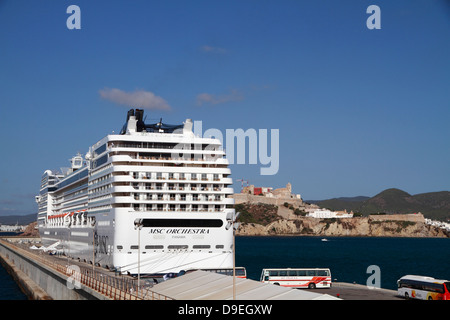 MSC Orchestra Kreuzfahrtschiff vor Anker im Hafen von Ibiza Stockfoto