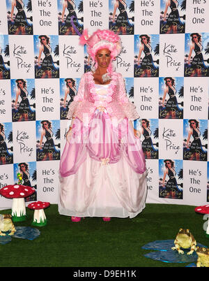 London, UK. 18. Juni 2013. Foto-Shooting von Katie Price für ihr neues Buch "Er is The One" 9. Roman. Bildnachweis: Peter Phillips/Alamy Live-Nachrichten Stockfoto