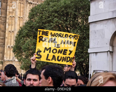 London, UK. Dienstag 18. Juni Old Palace Yard wandte sich gelb und grün als Tausende Brasilianer versammelten sich außerhalb des Parlaments, einen Protest in Solidarität mit den aktuellen Demonstrationen, die in Brasilien zu halten. Bildnachweis: Nelson Pereira/Alamy Live News Stockfoto