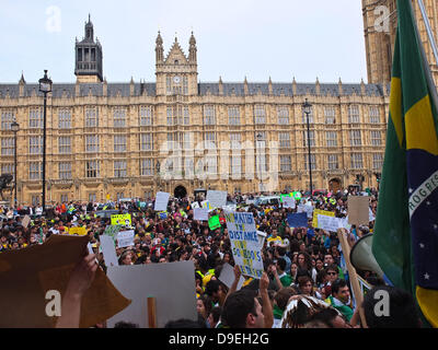 London, UK. Dienstag 18. Juni Tausende von Brasilianern versammelten sich in Old Palace Yard außerhalb des Parlaments tragen ihre Nationalfarben und wehende Banner und Fahnen. Bildnachweis: Nelson Pereira/Alamy Live News Stockfoto