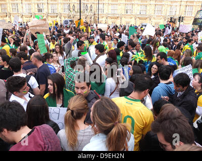 London, UK. Dienstag 18. Juni Tausende von Brasilianern versammelten sich in Old Palace Yard außerhalb des Parlaments tragen ihre Nationalfarben und wehende Banner und Fahnen. Bildnachweis: Nelson Pereira/Alamy Live News Stockfoto