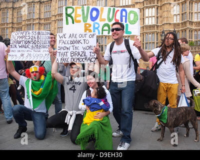 London, UK. Dienstag 18. Juni Old Palace Yard wandte sich gelb und grün als Tausende Brasilianer versammelten sich außerhalb des Parlaments, einen Protest in Solidarität mit den aktuellen Demonstrationen, die in Brasilien zu halten. Bildnachweis: Nelson Pereira/Alamy Live News Stockfoto