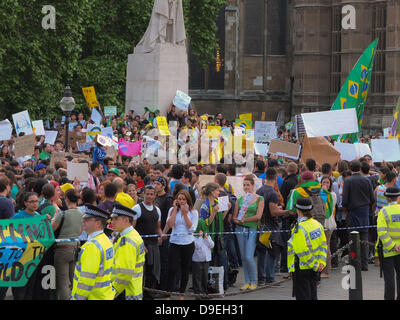 London, UK. Dienstag 18. Juni Tausende von Brasilianern versammelten sich in Old Palace Yard außerhalb des Parlaments tragen ihre Nationalfarben und wehende Banner und Fahnen. Bildnachweis: Nelson Pereira/Alamy Live News Stockfoto