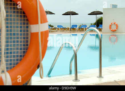 Rettungsringe im pool Stockfoto