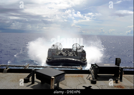Ein Luftkissen Landungsboot bereitet sich auf das gut-Deck der USS Harpers Ferry eingeben Stockfoto