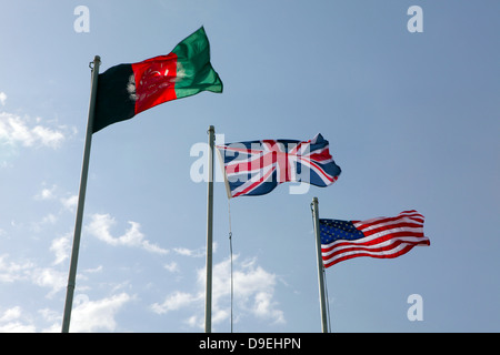 Die Nationalflagge des Vereinigten Königreichs zwischen Afghanistan und USA Flaggen. Stockfoto