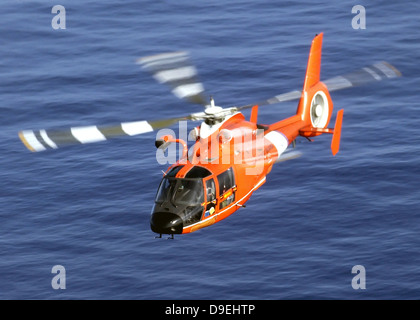 Ein Rettungshubschrauber der Küstenwache HH-65A Dolphin im Flug. Stockfoto