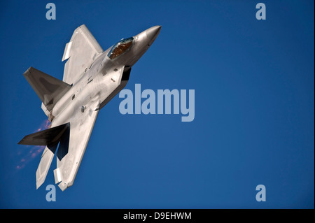 Eine f-22 Raptor-Flugzeugen durchführt während Aviation Nation 2010. Stockfoto