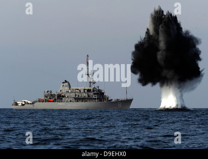 Ein Abriss kostenlos detoniert 1.500 Meter vor USS Scout. Stockfoto