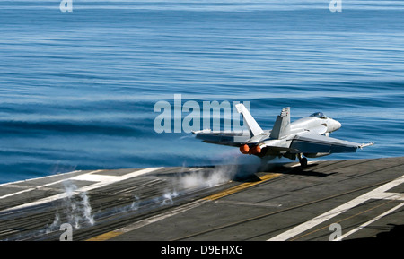 Eine F/A-18E Super Hornet startet aus dem Flugdeck der USS Carl Vinson. Stockfoto