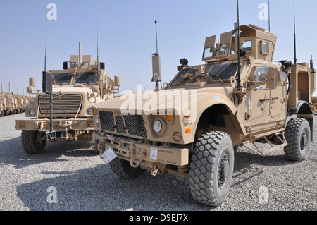 Eine M-ATV Mine Resistant Ambush Protected Fahrzeug parkte neben einem MaxxPro MRAP. Stockfoto