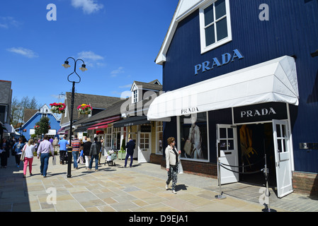 Prada Store im Bicester Village Shopping Centre, Bicester, Oxfordshire, England, Vereinigtes Königreich Stockfoto