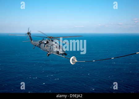 Ein HH-60 Pave Hawk tankt über dem Pazifischen Ozean. Stockfoto