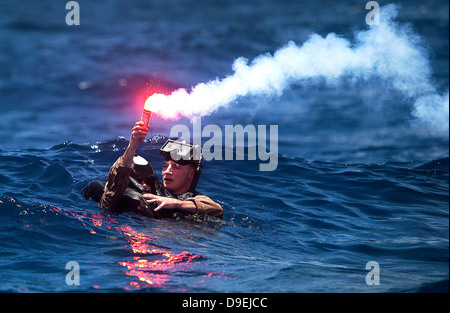 US Marine Corps Pilot mit Marine Aircraft Gruppe 24 hält eine Signalfackel Erwartung Rettung während der jährlichen Missgeschick Drill training 11. Juni 2013 in Kaneohe Bay auf Hawaii. Stockfoto