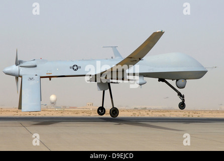 Ein MQ-1 Predator, unbemannte Flugzeuge für den Start zur Unterstützung von Operationen im Südwesten Asien bereitet sich vor. Stockfoto