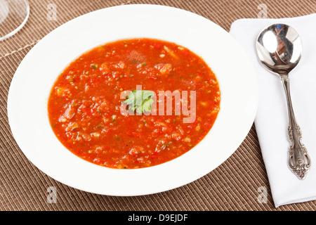 Frische hausgemachte kalte Gazpacho Suppe gebildet mit Tomate Stockfoto