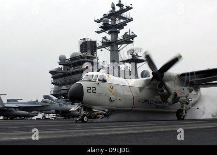 Eine C-2A Greyhound startet aus dem Flugzeugträger USS Ronald Reagan. Stockfoto