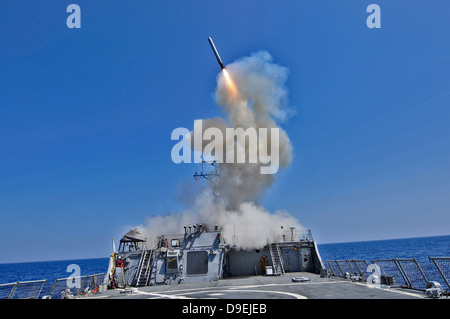 USS Barry startet einen Tomahawk-Marschflugkörper. Stockfoto