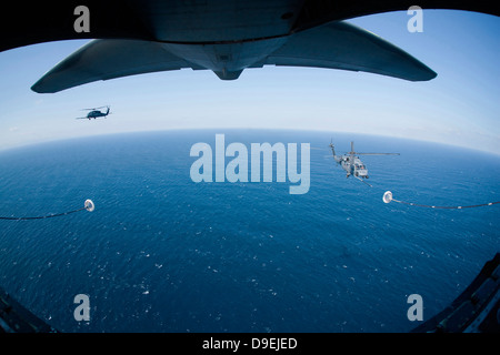 18. März 2011 - bereitet eine MC - 130 P bekämpfen Schatten Mannschaft zwei HH - 60 G Pave Hawk-Hubschrauber über den Pazifischen Ozean zu tanken. Stockfoto