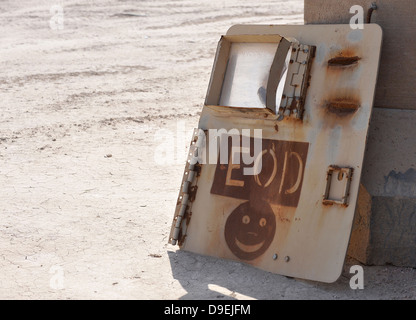 Eine Explosive Ordnance Disposal-Logo ist auf eine alte Fahrzeugtür in einem der Bereiche Ali Luftwaffenstützpunkt in Irak gemalt. Stockfoto