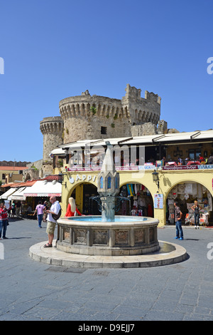 Castellania Brunnen in Ippokratous Square, Old Town, Rhodos Stadt, Rhodos (Rodos), Dodekanes, Süd Ägäis, Griechenland Stockfoto