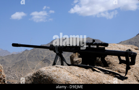 Ein Scharfschützengewehr Barrett.50 Kaliber M107 sitzt auf einem Aussichtspunkt in Afghanistan. Stockfoto