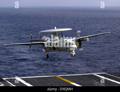 Ein E - 2C Hawkeye nähert sich das Flugdeck an Bord der USS Nimitz. Stockfoto