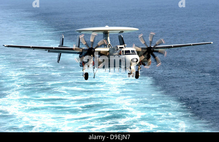 Ein E - 2C Hawkeye bereitet sich auf eine Landung verhaftet. Stockfoto