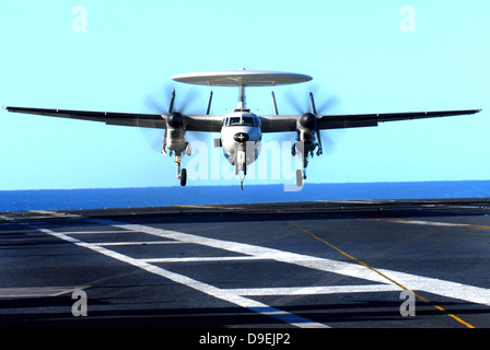 Ein E - 2C Hawkeye nähert sich zur Landung an Bord der USS John C Stennis. Stockfoto