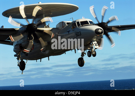 E - 2C Hawkeye nähert sich das Flugdeck der USS John C Stennis. Stockfoto