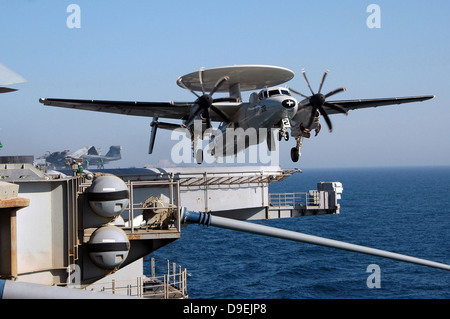 Ein E - 2C Hawkeye startet ab dem Flugdeck der USS Nimitz. Stockfoto