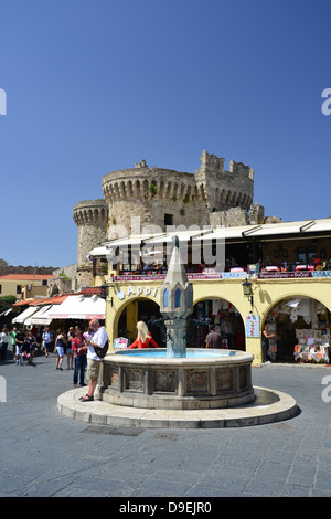 Castellania Brunnen in Ippokratous Square, Old Town, Rhodos Stadt, Rhodos (Rodos), Dodekanes, Süd Ägäis, Griechenland Stockfoto