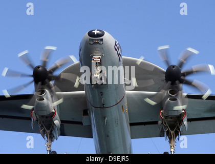 Ein E - 2C Hawkeye bereitet für die Landung. Stockfoto